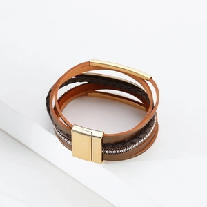 Détail d'un bracelet en cuir multicouche avec strass brillants et fermoir magnétique