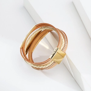 Détail du bracelet multicouche en cuir bohème avec fermoir magnétique et cristaux brillants