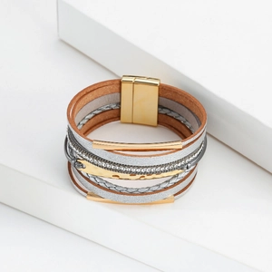 Détail du bracelet multicouche bohème avec fermoir magnétique doré et strass brillants