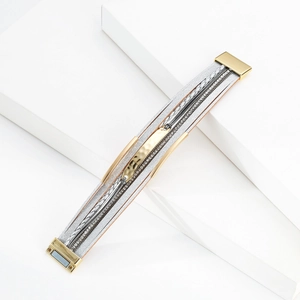Détail du bracelet multicouche en cuir avec strass scintillants et fermoir magnétique