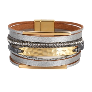 Bracelet multicouche style bohème en cuir avec strass et fermoir magnétique doré