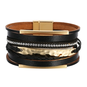 Bracelet bohème multicouche en cuir noir avec tubes dorés et strass brillants pour femmes