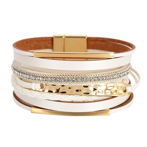 Bracelet bohème multicouche en cuir blanc avec tubes dorés et strass étincelants