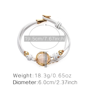 Detalle de la pulsera bohemia multicapa de cuero blanco con piedra rosa y cuentas oro