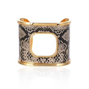 Dettaglio del bracciale rigido largo con trama a serpente grigia e cornice in lega dorata