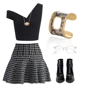 Elegante bracciale rigido a serpentina abbinato a un outfit alla moda in bianco e nero