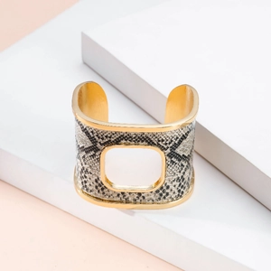 Bracciale rigido largo dorato con inserto in pelle di serpente e ritaglio quadrato