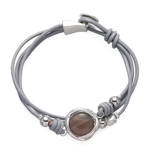 Pulsera de cuero multicapa bohemia con cuentas de plata y dije de piedra central