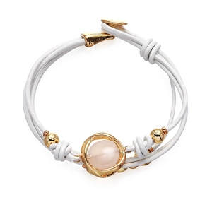 Pulsera multicapa de cuero blanco con gema rosa y cierre de barra T dorado