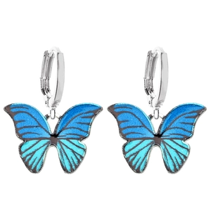 Boucles d'oreilles papillon en argent avec dégradé bleu sur un fond blanc épuré
