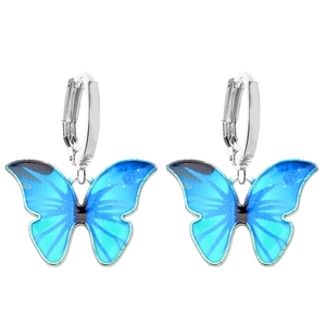 Détail de boucles d'oreilles papillon avec émail bleu dégradé et crochets argentés