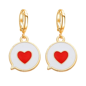 Goldene Creolen mit weißen Emaille-Herz-Chatbox-Anhängern für einen trendigen Damen-Look