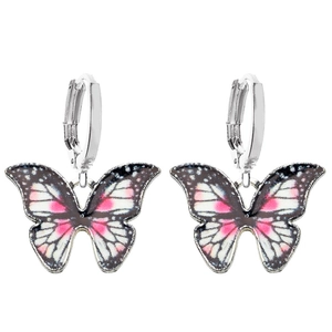 Vue détaillée de boucles d'oreilles papillon roses et noires avec crochets argentés