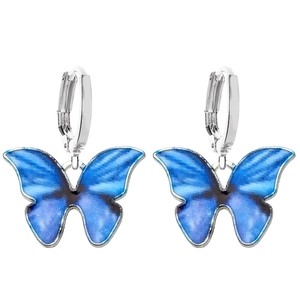 Gros plan détaillé de boucles d'oreilles papillon bleu dégradé avec bords argentés