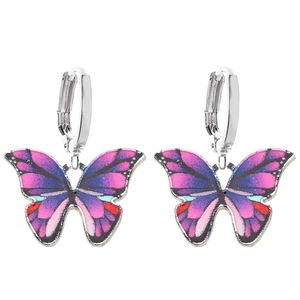 Détail de boucles d'oreilles papillon avec ailes dégradées violettes et bleues vibrantes