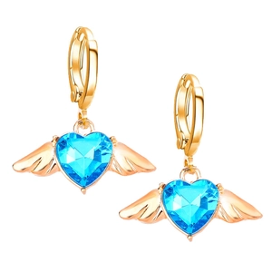 Goldene Herzohrringe mit blauem Kristall und Engelsflügeln auf weißem Hintergrund