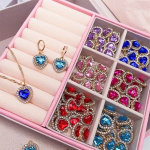 Pendentifs cœur en acrylique colorés avec strass dans une boîte à bijoux rose pour DIY