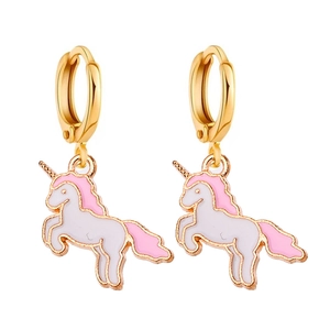 Orecchini a forma di unicorno smaltato con ganci dorati su sfondo bianco puro