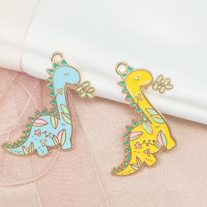 Süße Emaille-Dinosaurier-Anhänger in Blau und Gelb mit floralen Details für DIY-Schmuck