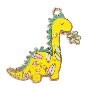 Detailansicht eines gelben Dinosaurier-Anhängers mit Emaille und Blumenmuster