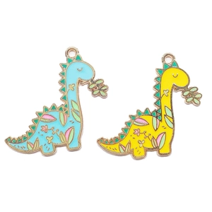 Detail von niedlichen Emaille-Dinosaurier-Anhängern in Blau und Gelb für DIY-Schmuck