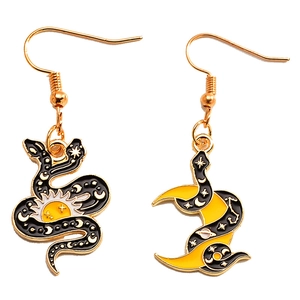 Détails des boucles d'oreilles serpent asymétriques avec motifs lune et astres