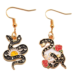 Boucles d'oreilles serpent gothiques avec lune, soleil et crâne aux roses rouges