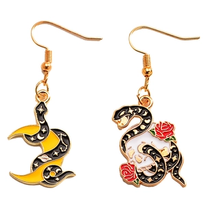 Boucles d'oreilles serpent asymétriques gothiques avec lune jaune, crâne et rose rouge