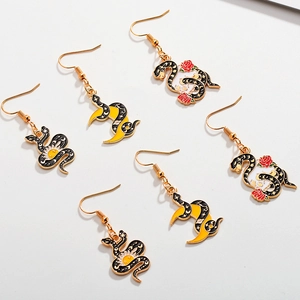 Boucles d'oreilles serpent gothiques avec motifs émaillés soleil lune et rose