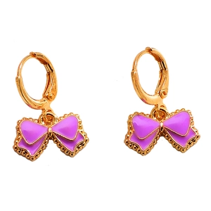 Orecchini a cerchio dorati con ciondolo a fiocco in smalto viola dal design elegante