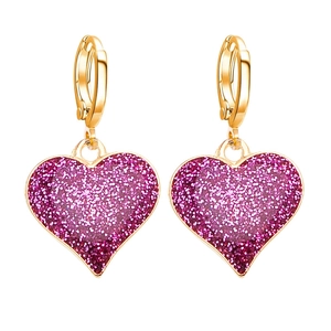 Elegante goldene Creolen mit glitzernden lila Herzanhängern für Damen im Design