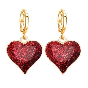 Elegante goldene Creolen mit glitzernden roten Herzanhängern für Damen auf weißem Grund