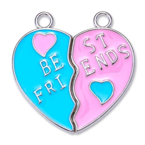 Λεπτομέρεια από το Best Friends μενταγιόν καρδιά σε ροζ και μπλε σμάλτο με χάραξη