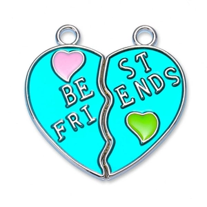 Λεπτομέρεια από σετ μενταγιόν καρδιά Best Friends με μπλε σμάλτο και μεταλλικά άκρα