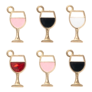 Set van zes wijnglasvormige hangers van legering met kleurrijke emaille en gouden glans
