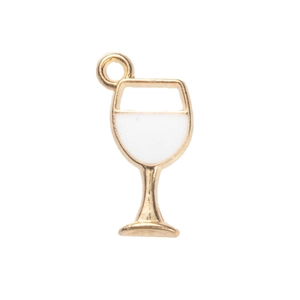 Detailweergave van de gouden wijnglashanger met wit email en een ophangringetje