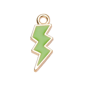 Détail d'un pendentif éclair avec émail vert et placage métallique doré poli