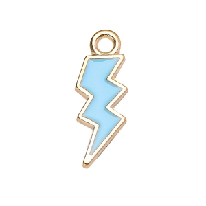 Détail d'un pendentif éclair avec bords en métal doré et remplissage en émail bleu clair