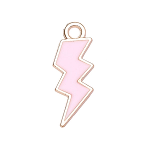 Gros plan d'un pendentif éclair en émail rose avec un bord en métal doré