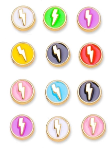 Vue macro de breloques éclair en émail coloré de 8mm avec bords en métal doré
