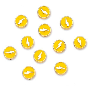 Détail de perles plates 8mm en émail jaune avec motif éclair pour création de bijoux