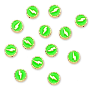 Vue macro de perles éclair de 8mm en émail vert avec bordures dorées pour bijoux DIY