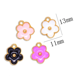 Pendentifs fleurs de cerisier en émail rose, blanc, violet et noir, taille 13mm x 11mm