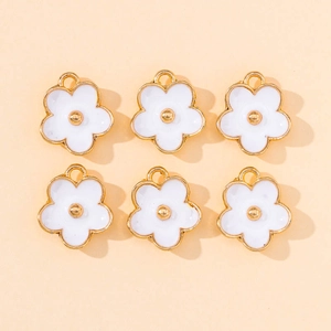 Vue macro de six breloques fleurs de cerisier en émail blanc pour la création de bijoux DIY