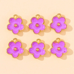 Vue détaillée de six breloques fleurs en émail violet bordées d'or pour bijoux DIY