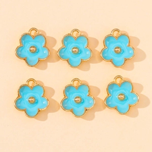 Détail de six breloques fleurs de cerisier en émail bleu clair avec bords dorés polis