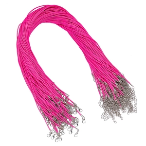 Detalle de collares de cordón encerado rosa con cierres de langosta plateados y extensión