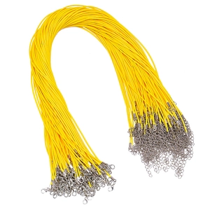 Primer plano de cordón de cera amarillo de 1,5mm con cierre de langosta y cadena extensible
