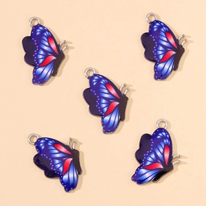 Vue détaillée de 5 breloques papillon en émail bleu et rouge pour bijoux DIY