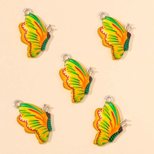 Vue détaillée de cinq breloques papillon colorées en émail pour bijoux DIY